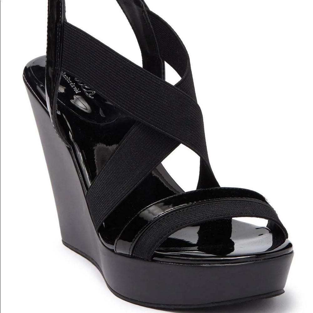 Trendy CHARLES By CHARLES DAVID Black & Patent Wedge with strap. Like NEW Size 8
